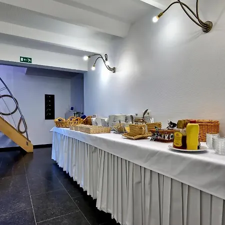 Azur Hotel 3*
